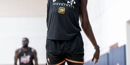 还能回来吗？奥莫特身穿北京男篮训练服训练 球迷热议一边倒