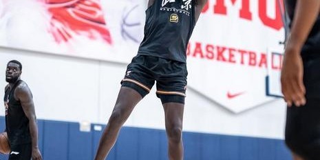 还能回来吗？奥莫特身穿北京男篮训练服训练 球迷热议一边倒